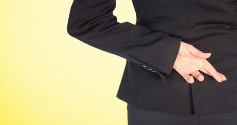 Description de l'image par IA : Person en costume sombre, bras croisés, montrant du doigt.