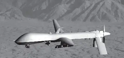 Description de l'image par IA : Dron militaire en vol au-dessus d'un désert.