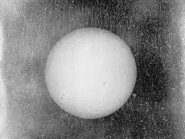Description de l'image par IA : Cercle lumineux central avec des taches sombres, bordures assomblies.