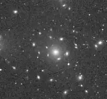 Description de l'image par IA : Nombreuses étoiles brillantes dispersées dans un ciel sombre. Une étoile centrale plus lumineuse.