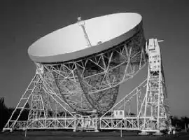 Description de l'image par IA : Télécope radio de 76 m à Jodrell Bank, Manchester.