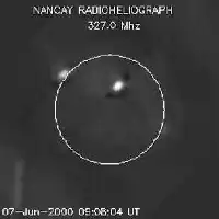 Description de l'image par IA : Image radio du Soleil avec deux centres d'activité, encerclé par un cercle.