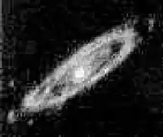 Description de l'image par IA : Nebuleuse floue avec une forme allongée, plus claire au centre.