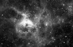 Description de l'image par IA : Nébuleuse gazeuse avec des nuages de poussière et des étoiles brillantes dispersées.