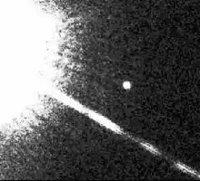 Description de l'image par IA : Naine brune près d'étoile, jet lumineux artificiel.