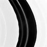 Description de l'image par IA : Détail des anneaux de Saturne, vue de la sonde CASSINI. Division d'Encke, largeur 325 km, trois anneaux faibles, ondulations internes.