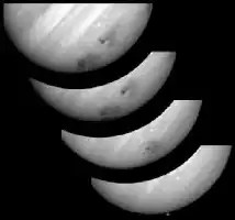 Description de l'image par IA : Quatre images de Hubble montrant l'impact de Shoemaker-Levy sur Jupiter à différents moments.