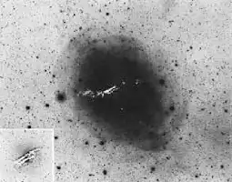 Description de l'image par IA : Négatif de la galaxie NGC 5128 avec coquilles externes et internes révélées par masque photographique spécial.