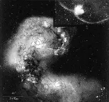Description de l'image par IA : Nuages de galaxies avec contours lumineux, vue infrarouge.