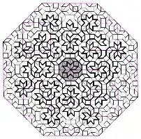 Description de l'image par IA : Motif géométrique complexe avec des cycles noirs sur fond gris et rose.