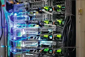 Description de l'image par IA : Serveurs informatiques avec de multiples câbles et lumières LED bleues et vertes.