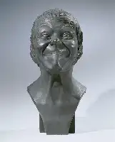 Description de l'image par IA : Buste en bronze d'un homme avec un nez pointu et une expression joyeuse.