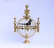 Description de l'image par IA : Oiseau dans une cage dorée avec des décorations sphériques.