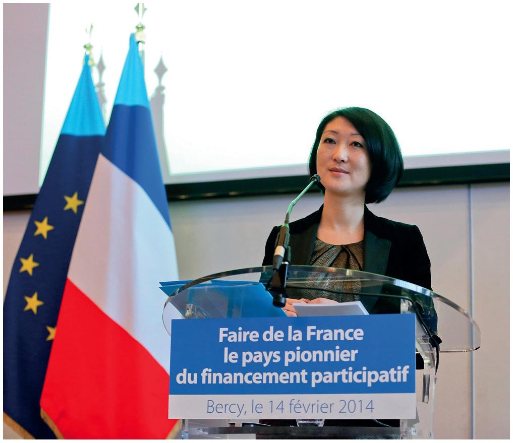 Description de l'image par IA : Femme parle à un pupitre avec des drapeaux français et européen.