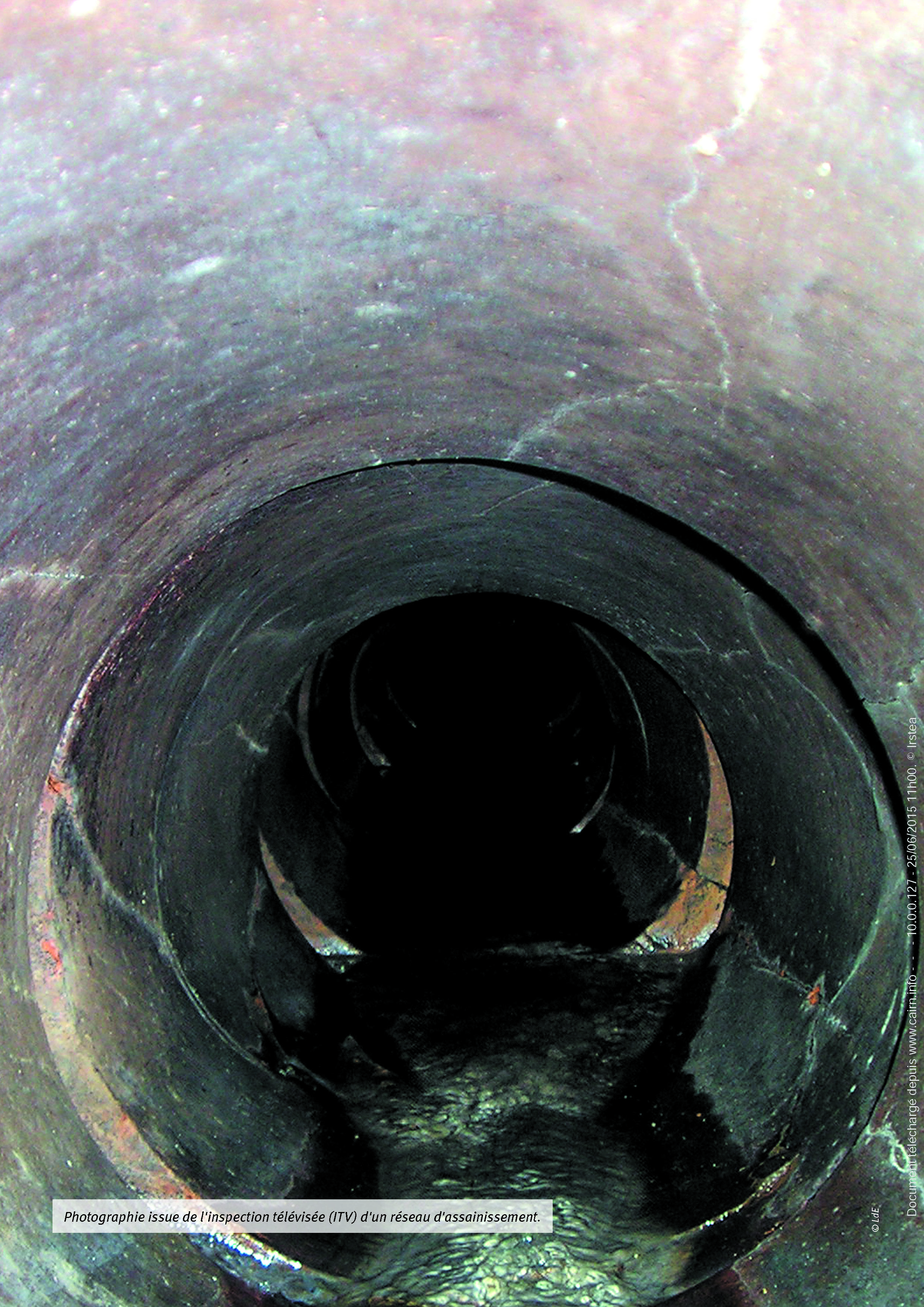 Description de l'image par IA : Vue d'un trou d'homme en béton, montrant une canalisation en spirale descendant dans le sol.